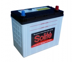 Solite 100 а/ч 60038
Характеристики


Преимущество аккумуляторов Solite:

 

Аккумуляторы Solite изготовлены на современном оборудовании с использованием высококачественных материалов: свинцовых пластин с содержанием кальция, сепараторов низкого сопротивления, суперполимеров.

Аккумуляторные батареи Solite относятся к классу CMF- необслуживаемых кислотных аккумуляторов с токоотводом из свинцово кальциевого сплава с добавкой легирующих компонентов. Их отличает то, что они не боятся глубоких разрядов, а расход воды у этих батарей так мал, что конструкторы убрали из крышек отверстия для доливки воды.

Конструктивные особенности расположения токоотводов увеличивают срок службы и работоспособность батареи при повышенных вибрационных нагрузках.

Встроенный индикатор облегчает процесс контроля плотности электролита благодаря цвету, который говорит о готовности АКБ к работе или необходимости ее зарядки, а удобная утопленная ручка позволяет переносить батарею во время сервисного контроля и при плановой замене.

Аккумуляторы Solite обеспечивают стабильную работу двигателя в большом диапазоне внешних температур. Большой пусковой ток обеспечивает быстрый и мощный запуск двигателя при низких температурах. Использование пластин с содержанием кальция снижает испарение электролита, повышает коррозионную стойкость пластин, обеспечивает длительный срок службы и низкие саморазрядные характеристики